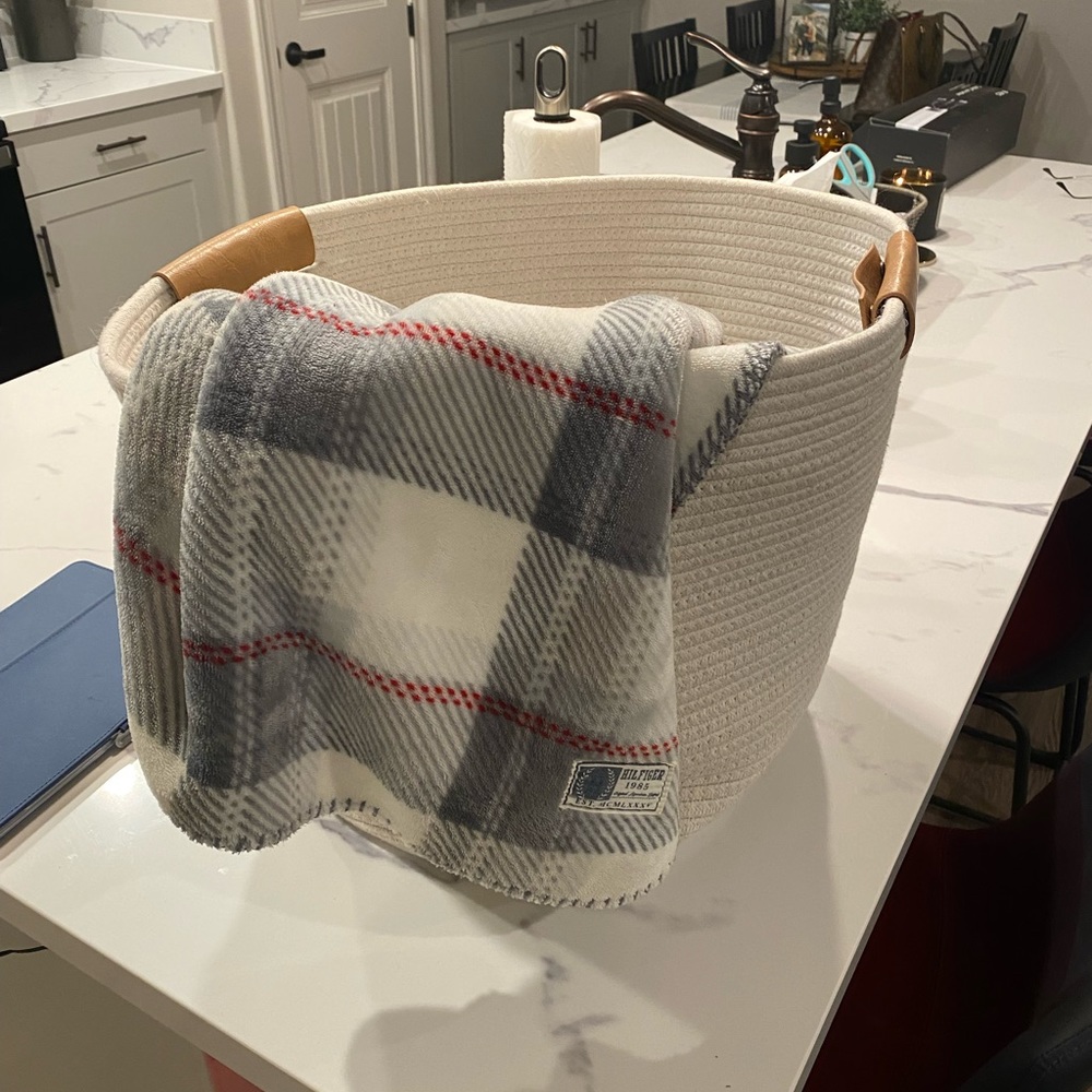 Blanket basket + blanket